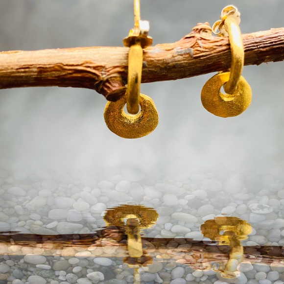 Matana organic formed gold circle earrings - Picture 5 of 5
